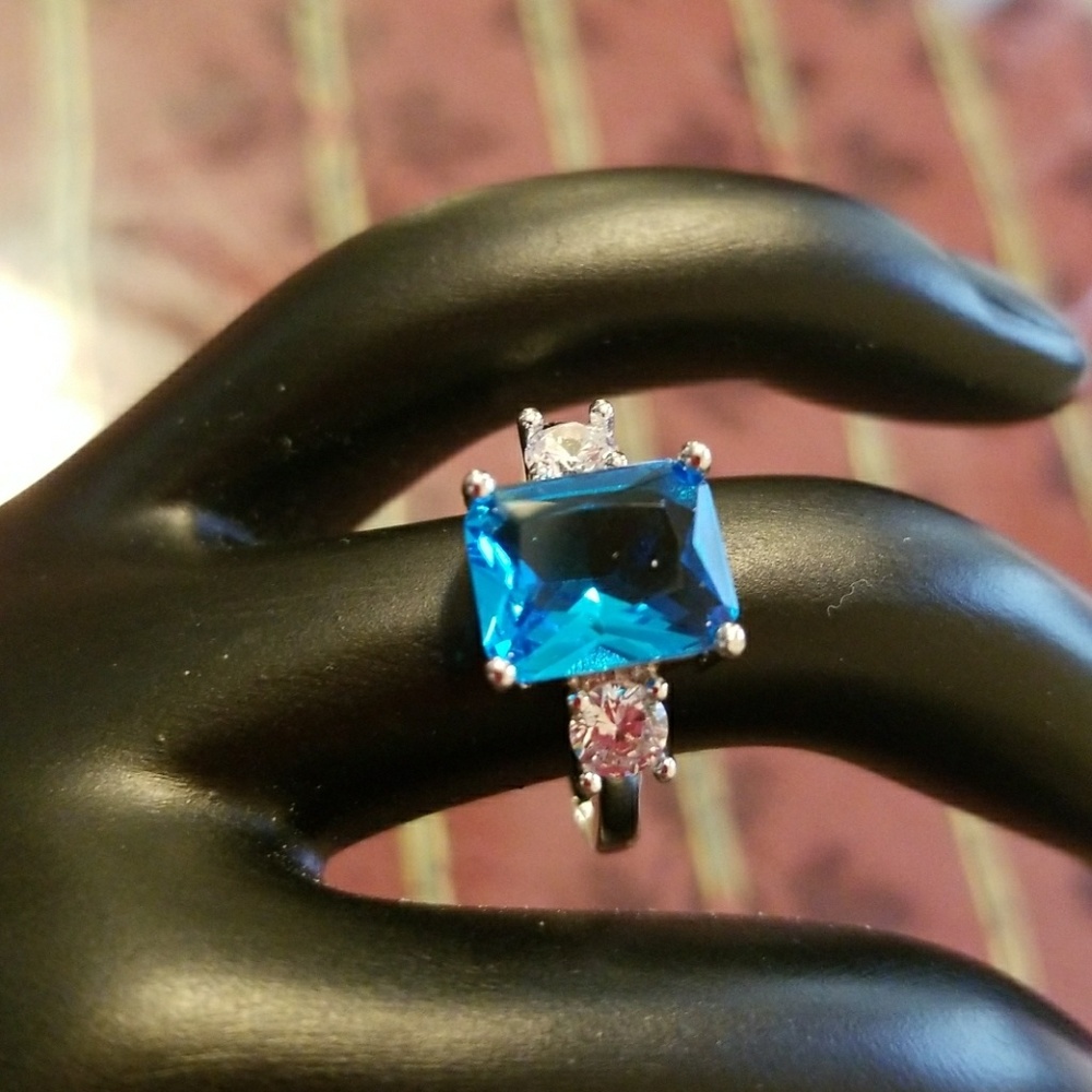 Sterling Silver Blue Topaz Princess Cut Ring - Picture 6 of 8